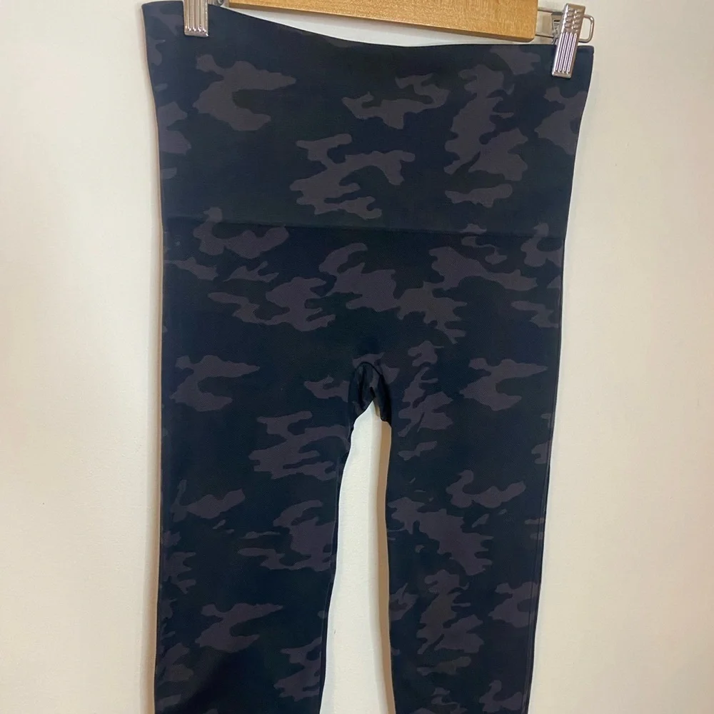 Spanx Look At Me Now Seamless Capri Leggings Camo